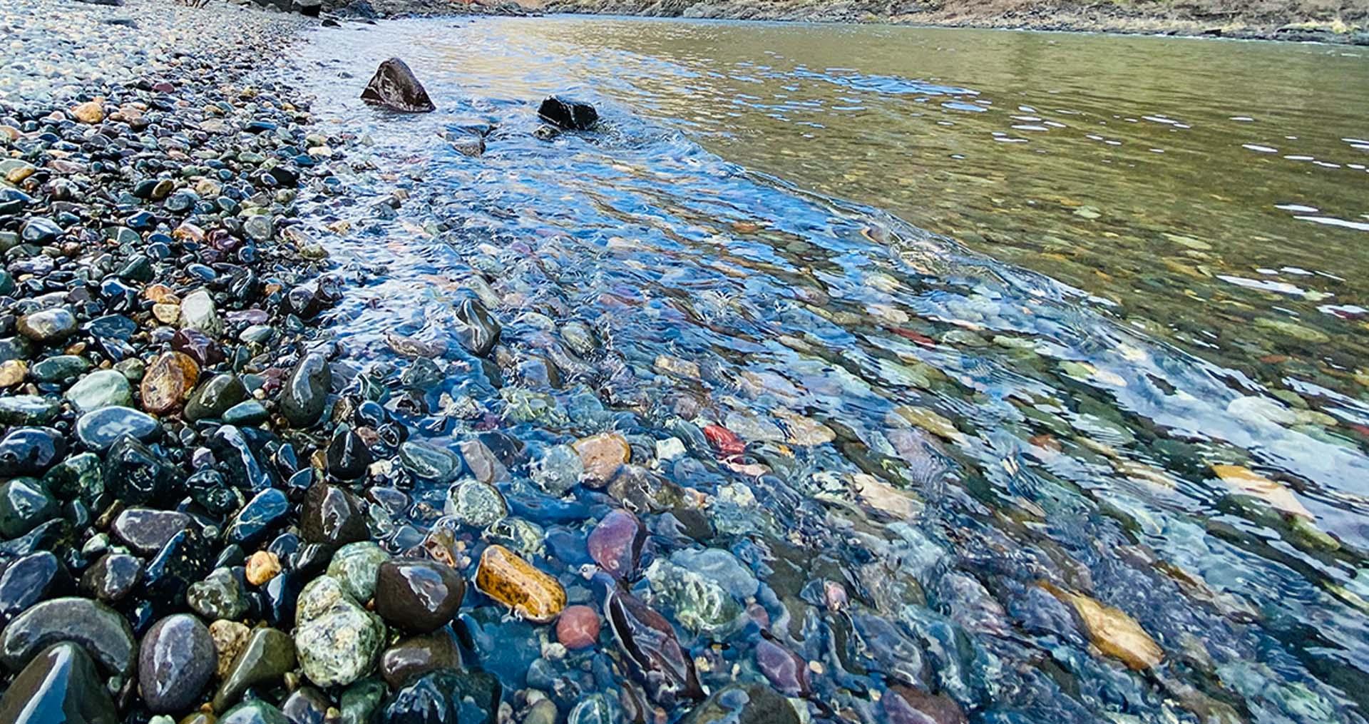 水和岩石的图像
